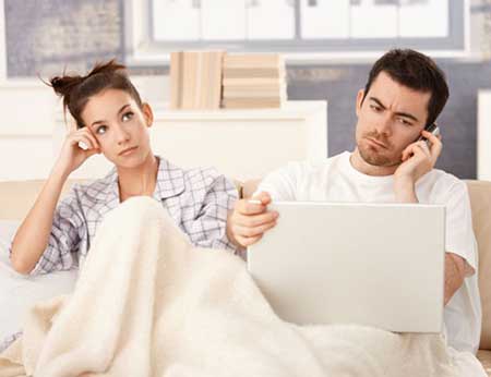 با کم حرفی در رابطه چه باید کرد؟ و چه دلایلی دارد؟